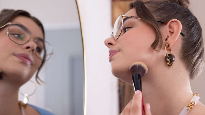 Utilizare delicata pe buza superioara, barbie si obraji